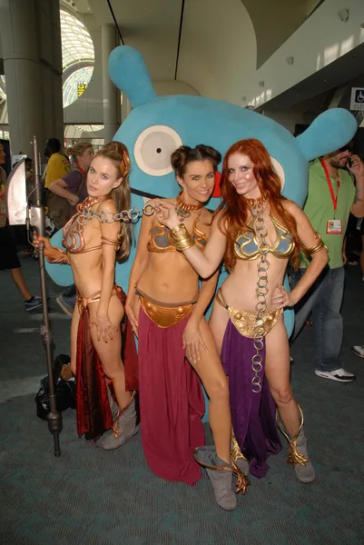 Paula Labaredas, Alicia Arden e Phoebe Price al LeiasMetalBikini.com annuale Slave Leia Group Foto al ComicCon, San Diego Convention Center, San Diego, CA. 07-23-10 — Foto Stock