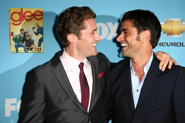 Matthew Morrison y John Stamos en la "GLEE" Temporada 2 Estreno Proyección y DVD Release Party, Paramount Studios, Hollywood, CA. 08-07-10 — Foto de Stock