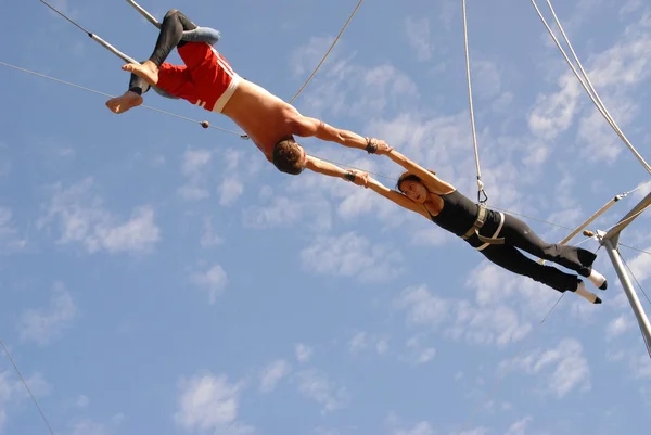 Julie kasem op kerri kasem verjaardagsfeest gehouden op de vliegende gaona broers trapeze school, bosrijke heuvels, ca. 07-11-10 — Stockfoto