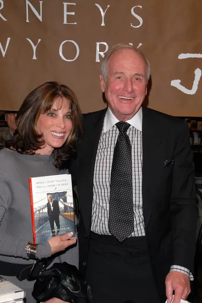 Kate linder en jerry weintraub tijdens een viering van jerry weintraubs nieuwe boek wanneer ik stoppen met praten u weet im doden, barneys new york, beverly hills, ca. 05-18-10 — Stockfoto