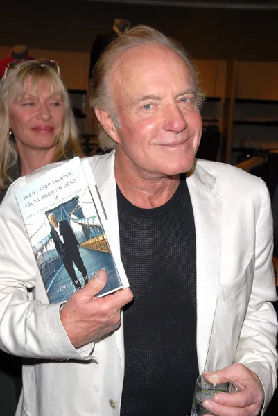 James Caan na uroczystości Jerry Weintraub w nowej książce "Kiedy przestać rozmawiać youll know I'm Dead," Barney's New York, Beverly Hills, CA. 05-18-10 — Zdjęcie stockowe