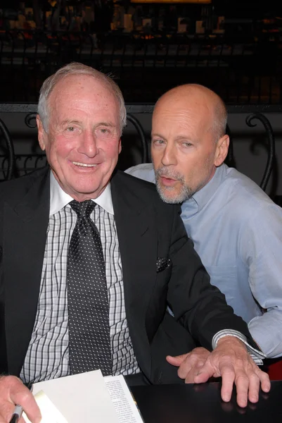 Jerry Weintraub y Bruce Willis — Foto de Stock