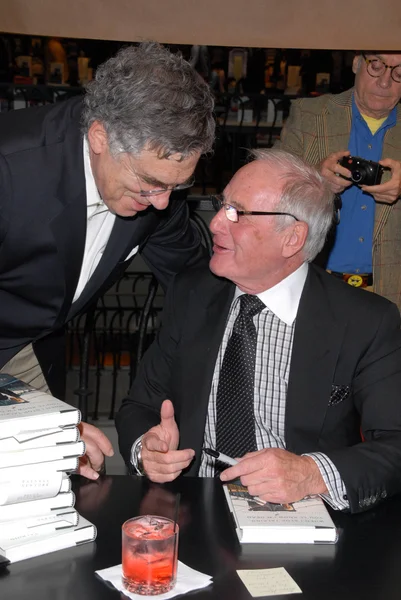 Elliott Gould a Jerry Weintraub na oslavu nové knihy Jerryho Weintrauba "až se zastavím, budete vědět, že jsem mrtev," Barney New York, Beverly Hills, CA. 05-18-10 — Stock fotografie