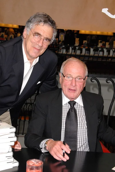 Elliott Gould and Jerry Weintraub at a celebration of Jerry Weintraub's New Book "When I Stop Talking You'll Know I'm Dead," Barney's New York, Beverly Hills, CA. 05-18-10 — Stock Photo, Image