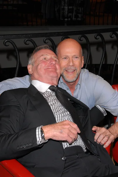 Jerry weintraub und bruce willis — Stockfoto