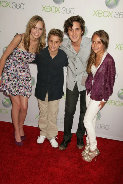 Diego Gonzalez and family at the World Premiere of "Project Natal" for XBOX 360 Imagined by Cirque Du Soleil, Galen Center, Los Angeles, CA. 06-13-10 — Stock Photo, Image