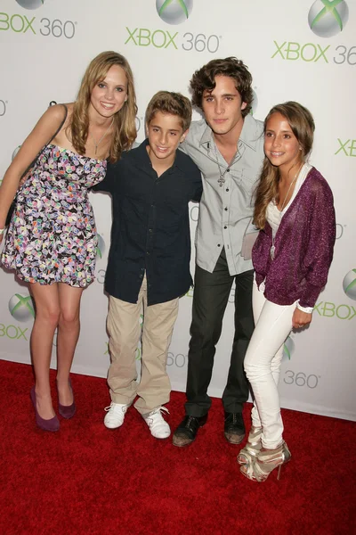 Diego Gonzalez en familie op de wereldpremière van "project Natal" voor Xbox 360 bedacht door Cirque du Soleil, Galen Center, Los Angeles, ca. 06-13-10 — Stockfoto