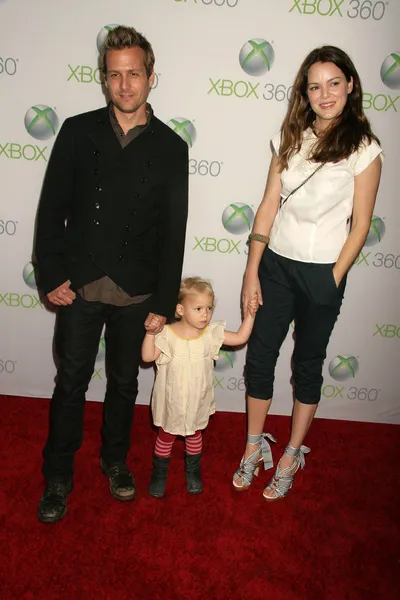 Gabriel Macht e Jacinda Barrett e la figlia Satine Anais Geraldine Macht — Foto Stock