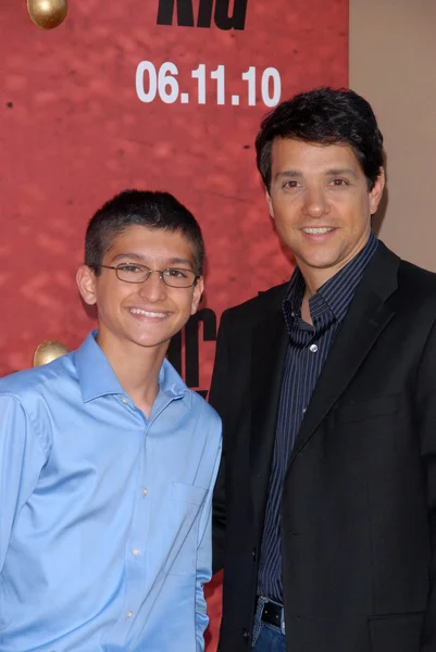 Ralph Macchio e filho no "The Karate Kid" Los Angeles Premiere, Mann Village Theatre, Westwood, CA. 06-07-10 — Fotografia de Stock