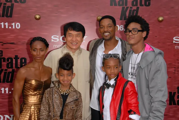 Jada Pinkett Smith, Jackie Chan, Will Smith, Trey Smith, Willow Smith e Jaden Smith no "The Karate Kid" Los Angeles Premiere, Mann Village Theatre, Westwood, CA. 06-07-10 — Fotografia de Stock