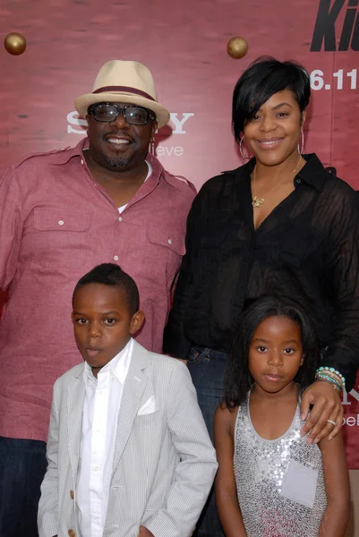 Cedric de entertainer en familie in "The Karate Kid" Los Angeles Premiere, Mann Village Theatre, Westwood, ca. 06-07-10 — Stockfoto