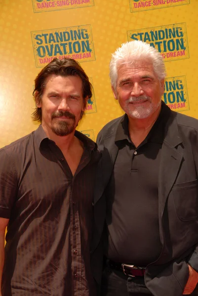 Josh Brolin och James Brolin på "stående ovation" Los Angeles Premiere, Universal Citywalk AMC teatrar, Universal City, ca. 07-10-10 — Stockfoto