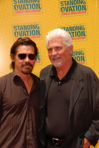 Josh Brolin en James Brolin bij de "Standing Ovation" in Los Angeles Premiere, Universal CityWalk AMC theaters, Universal City, ca. 07-10-10 — Stockfoto