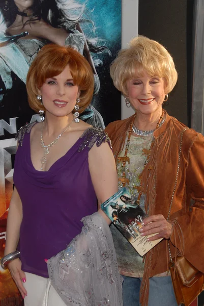 Kat Kramer e Karen Kramer alla Jonah Hex Los Angeles Premiere, Cinerama Dome, Hollywood, CA. 06-17-10 — Foto Stock