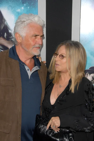 James Brolin and Barbra Streisand at the "Jonah Hex" Los Angeles Premiere, Cinerama Dome, Hollywood, CA. 06-17-10 — Stock Photo, Image