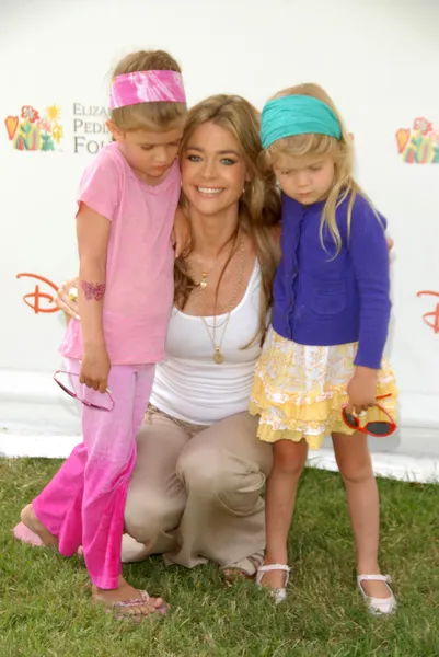 Denise richards auf der 2010 a time for heroes celebrity picknick, wadsworth theater, los angeles, ca. 13-06-10 — Stockfoto