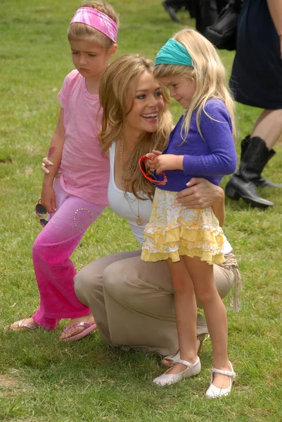 Denise richards auf der 2010 a time for heroes celebrity picknick, wadsworth theater, los angeles, ca. 13-06-10 — Stockfoto