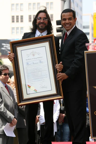 Marco Antonio Solis con Antonio Villaraigosa alla cerimonia di induzione per Marco Antonio Solis nella Hollywood Walk David Edwards / DailyCeleb.com 818-249-4998of Fame, Hollywood, CA. 08-05-10 — Foto Stock