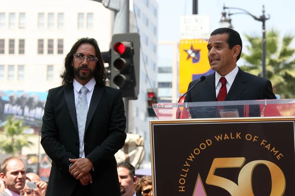 Marco Antonio Solis com Antonio Villaraigosa na cerimônia de indução de Marco Antonio Solis na Calçada de Hollywood David Edwards / DailyCeleb.com 818-249-4998of Fame, Hollywood, CA. 08-05-10 — Fotografia de Stock