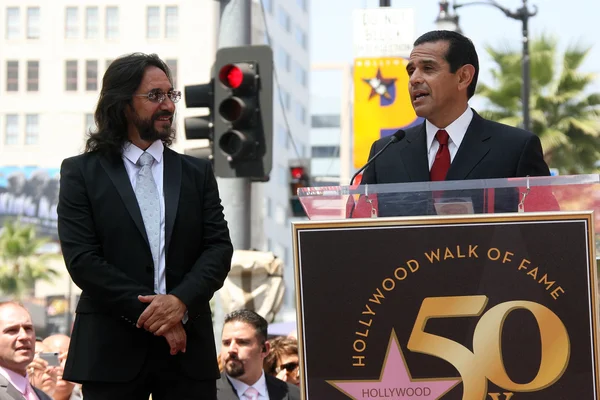 Marco Antonio Solis com Antonio Villaraigosa na cerimônia de indução de Marco Antonio Solis na Calçada de Hollywood David Edwards / DailyCeleb.com 818-249-4998of Fame, Hollywood, CA. 08-05-10 — Fotografia de Stock