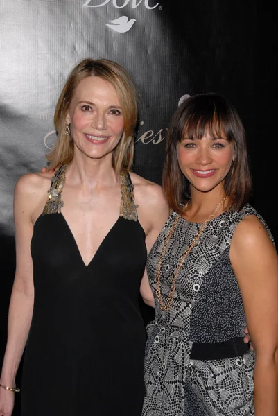 Peggy Lipton och Rashida Jones på 35: e årliga Gracie Awards Gala, Beverly Hilton, Beverly Hills, Ca. 05-25-10 — Stockfoto