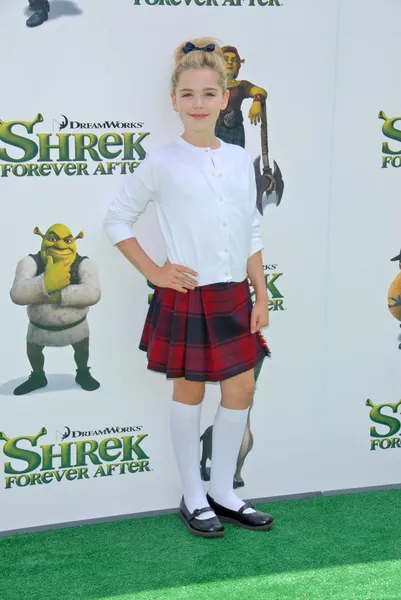 Kiernan Shipka no Shrek Forever After Los Angeles Premiere, Gibson Amphitheater, Universal City, CA. 05-16-10 — Fotografia de Stock