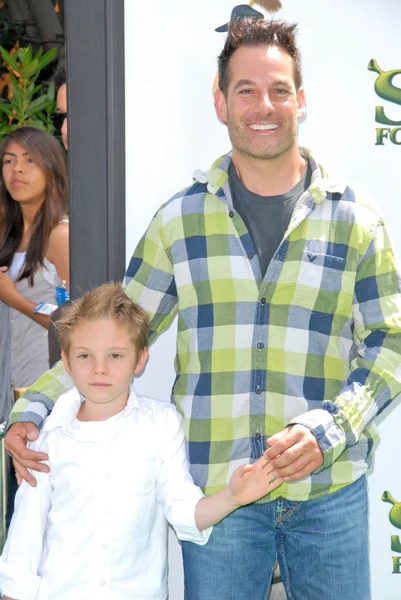 Adrian pasdar ve oğlu slade, shrek sonsuza sonra los angeles prömiyeri, gibson amphitheater, universal city, ca. 05-16-10 — Stok fotoğraf