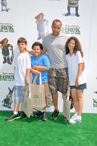 Donald Faison et ses enfants à la première de Los Angeles "Shrek Forever After", Gibson Amphitheater, Universal City, Ca. 05-16-10 — Photo