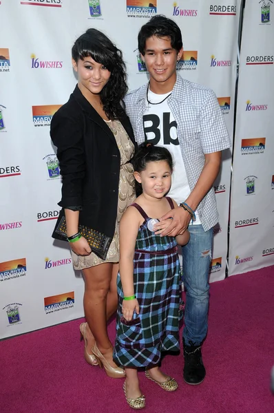 Fivel Stewart och Booboo Stewart och Sage Stewart på "16 Wishes" film premiär, Harmony Gold, Los Angeles, ca. 06-22-10 — Stockfoto