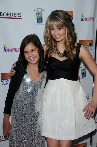 Faran madison och debby ryan på "16 önskningar" filmen premiär, harmoni guld, los angeles, ca. 06-22-10 — Stockfoto