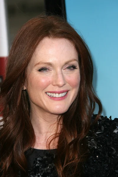 Julianne moore at "the kids are all right" los angeles film festival opening night premiere, regal 14, los angeles, ca. 17-06-10 — Stockfoto