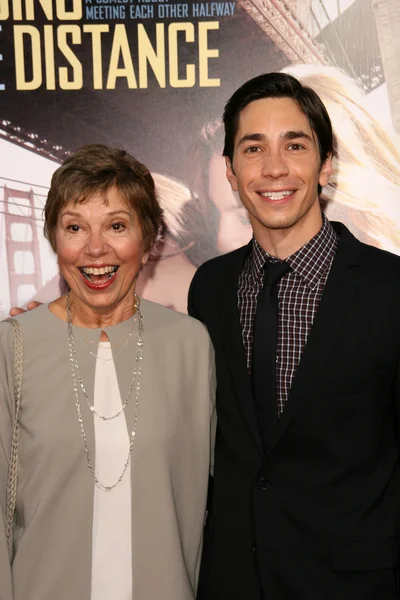 Justin Long and mother — Stockfoto