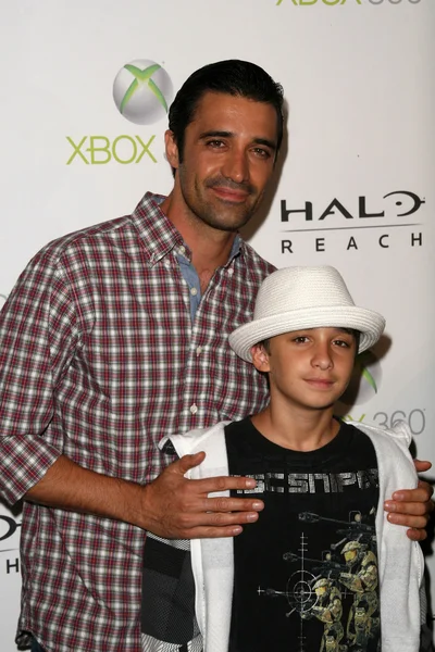 Gilles Marini e filho no lançamento de HALO: REACH, apresentado por XBOX 360, Rob Dyrdek Fantasy Factory, Los Angeles, CA. 09-08-10 — Fotografia de Stock