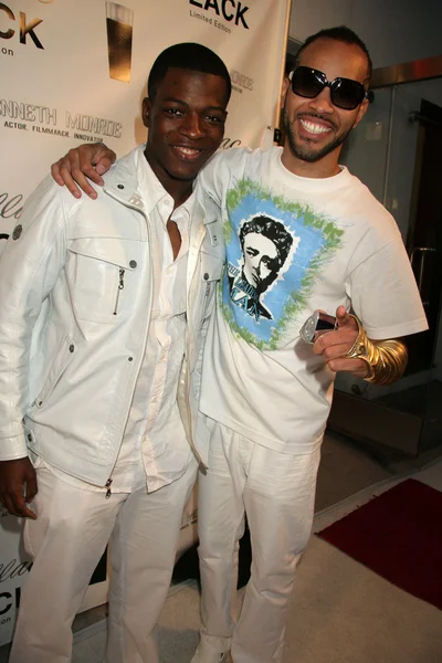 Cedric Sanders og Kenneth Monroe på Cadillac Men 's Fragrance Celebrity White Party, Style Lounge, Studio City, CA. Tilsætningsstoffets sammensætning: - Stock-foto