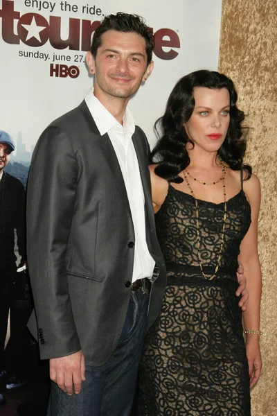 Gabriele Corcos y Debi Mazar en el estreno de la temporada 7 de "Entourage", Paramount Studios, Hollywood, CA. 06-16-10 — Foto de Stock