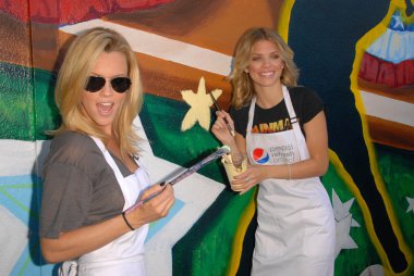 Jenny mccarthy ve annalynne mccord pepsi yenileme projesi mlb all-star 2010, el salvadior Toplum Merkezi, santa ana, ca. 07-13-10