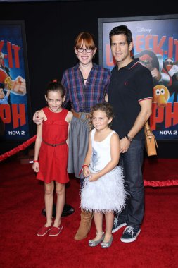 Molly Ringwald, kocası Panio Gianopoulos, kızları Mathilda, Adele at 