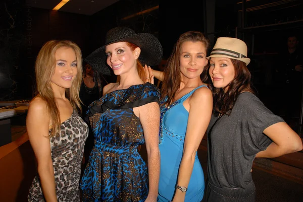Paula Labaredas, Phoebe Price, Alicia Arden e Holly Fields — Fotografia de Stock