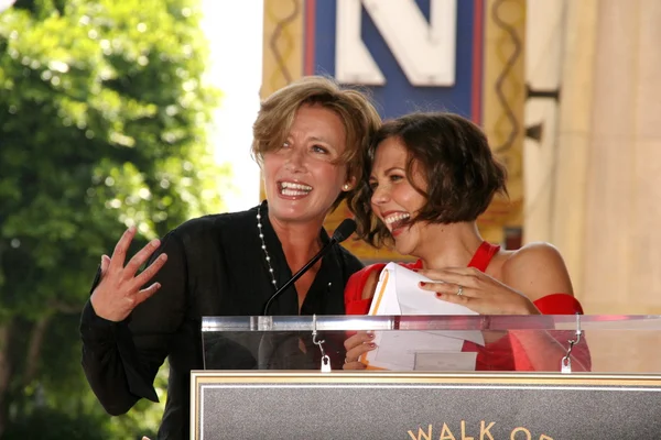 Emma Thompson and Maggie Gyllenhaal at the induction ceremony for Emma Thompson into the Hollywood Walk of Fame, Hollywood, CA. 08-06-10 — ストック写真