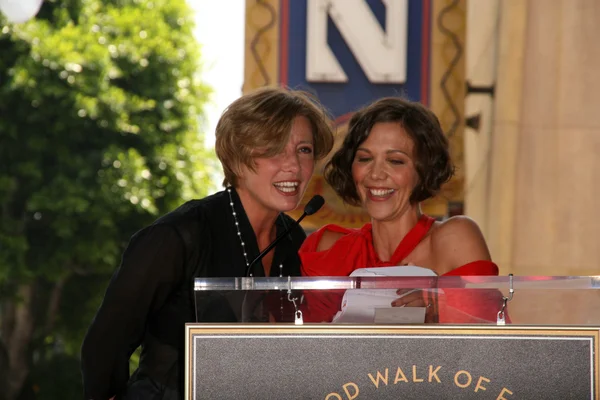 Emma Thompson e Maggie Gyllenhaal na cerimônia de indução de Emma Thompson na Calçada da Fama de Hollywood, Hollywood, CA. 08-06-10 — Fotografia de Stock