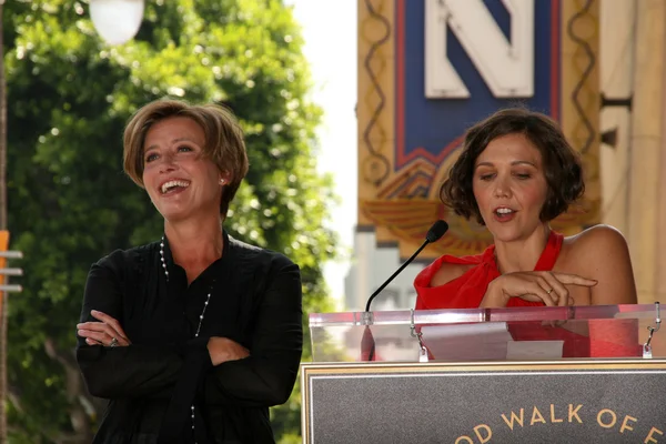 Emma Thompson e Maggie Gyllenhaal na cerimônia de indução de Emma Thompson na Calçada da Fama de Hollywood, Hollywood, CA. 08-06-10 — Fotografia de Stock