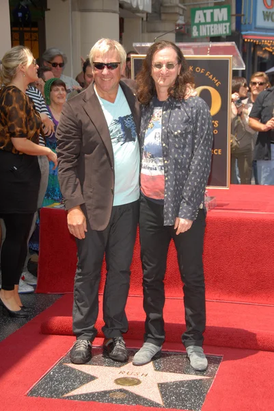 Alex Lifeson e Geddy Lee na cerimônia de indução da RUSH na Calçada da Fama de Hollywood, Hollywood, CA. 06-25-10 — Fotografia de Stock