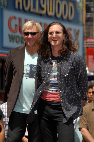 Alex lifeson i geddy lee w ceremonii indukcji pęd do hollywood walk sławy, hollywood, ca. 06-25-10 — Zdjęcie stockowe