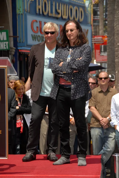 Alex Lifeson e Geddy Lee na cerimônia de indução da RUSH na Calçada da Fama de Hollywood, Hollywood, CA. 06-25-10 — Fotografia de Stock