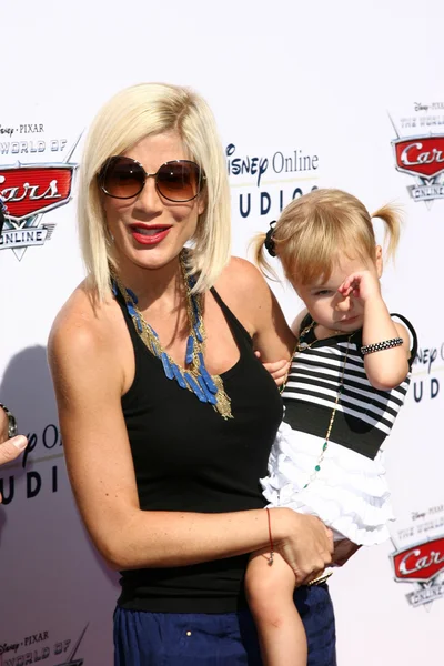 Tori Spelling and Daughter — Stock Photo, Image