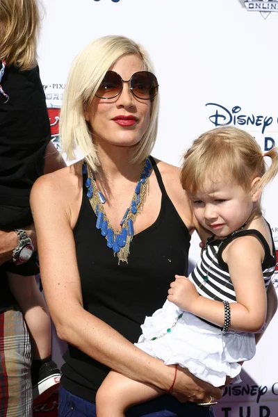 Tori Spelling and Daughter — Stock Photo, Image