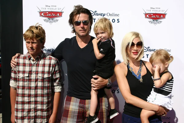 Tori Spelling, Dean Mcdermott és a család — Stock Fotó