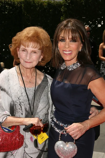 Kate Linder y mamá en el 2010 Primetime Creative Arts Emmy Awards, Nokia Theater L.A. Live, Los Angeles, CA. 08-21-10 — Foto de Stock