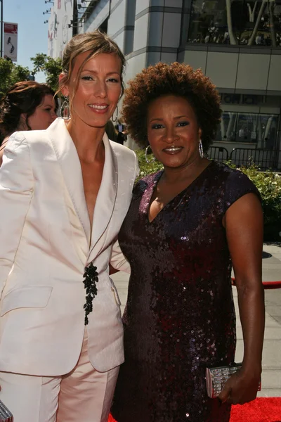Alex Sykes and Wanda Sykes at the 2010 Primetime Creative Arts Emmy Awards, Nokia Theater L.A. Live, Los Angeles, CA. 08-21-10 — Stock Photo, Image