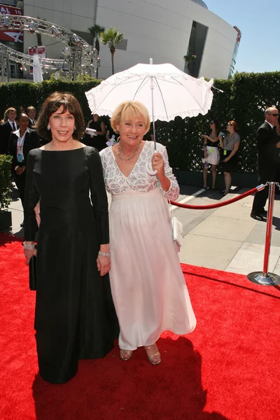 Lily Tomlin and Kathryn Joosten at the 2010 Primetime Creative Arts Emmy Awards, Nokia Theater L.A. Live, Los Angeles, CA. 08-21-10 — Stockfoto